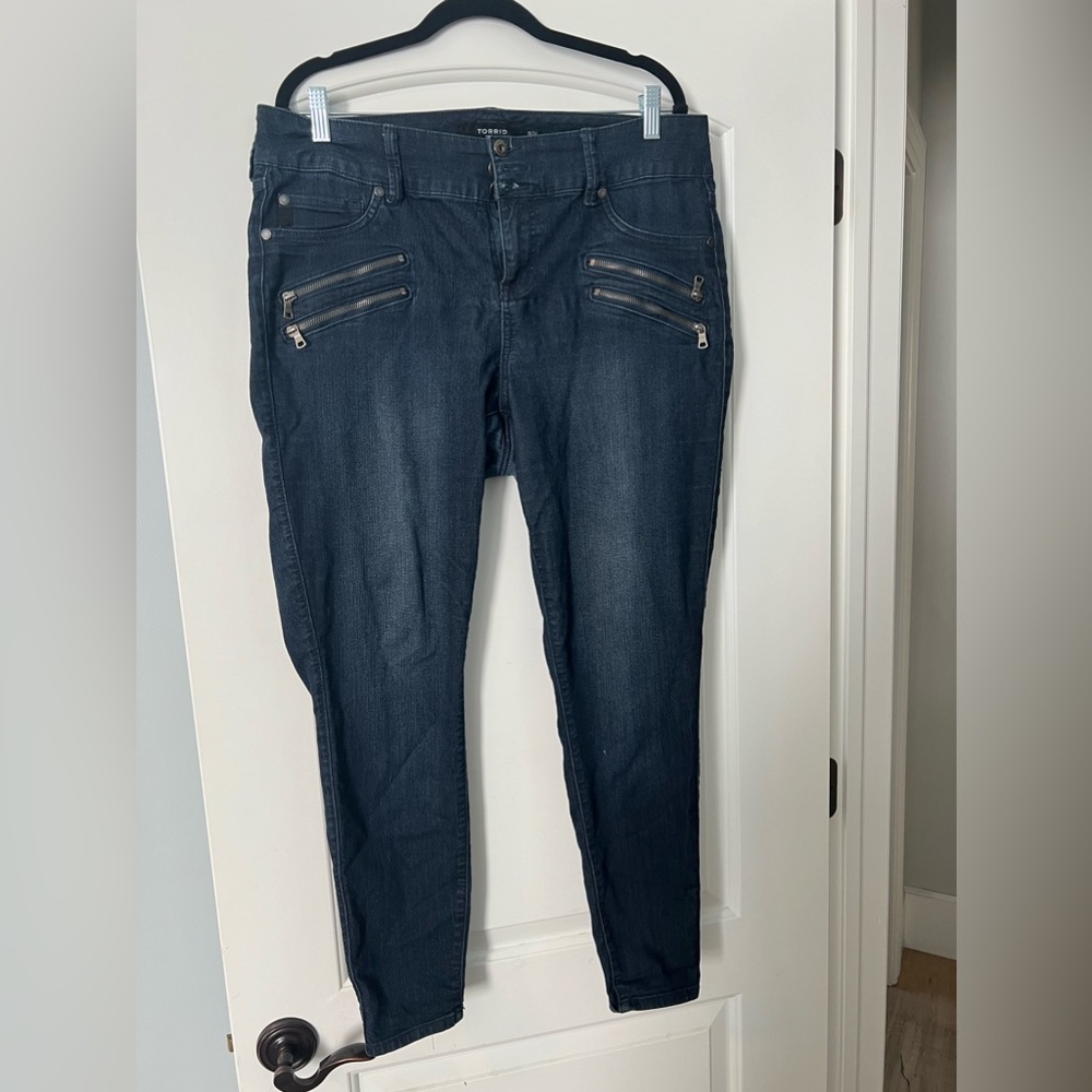 Torrid Skinny jeans zippers Sz16